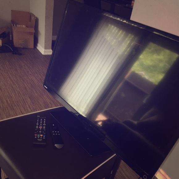 Toshiba 32" Class LED 720p 60Hz HDTV - Picture 1 of 5